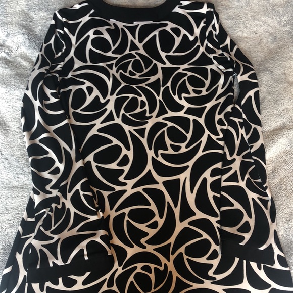 WHBM Black and White Pattern Tunic - Picture 9 of 9